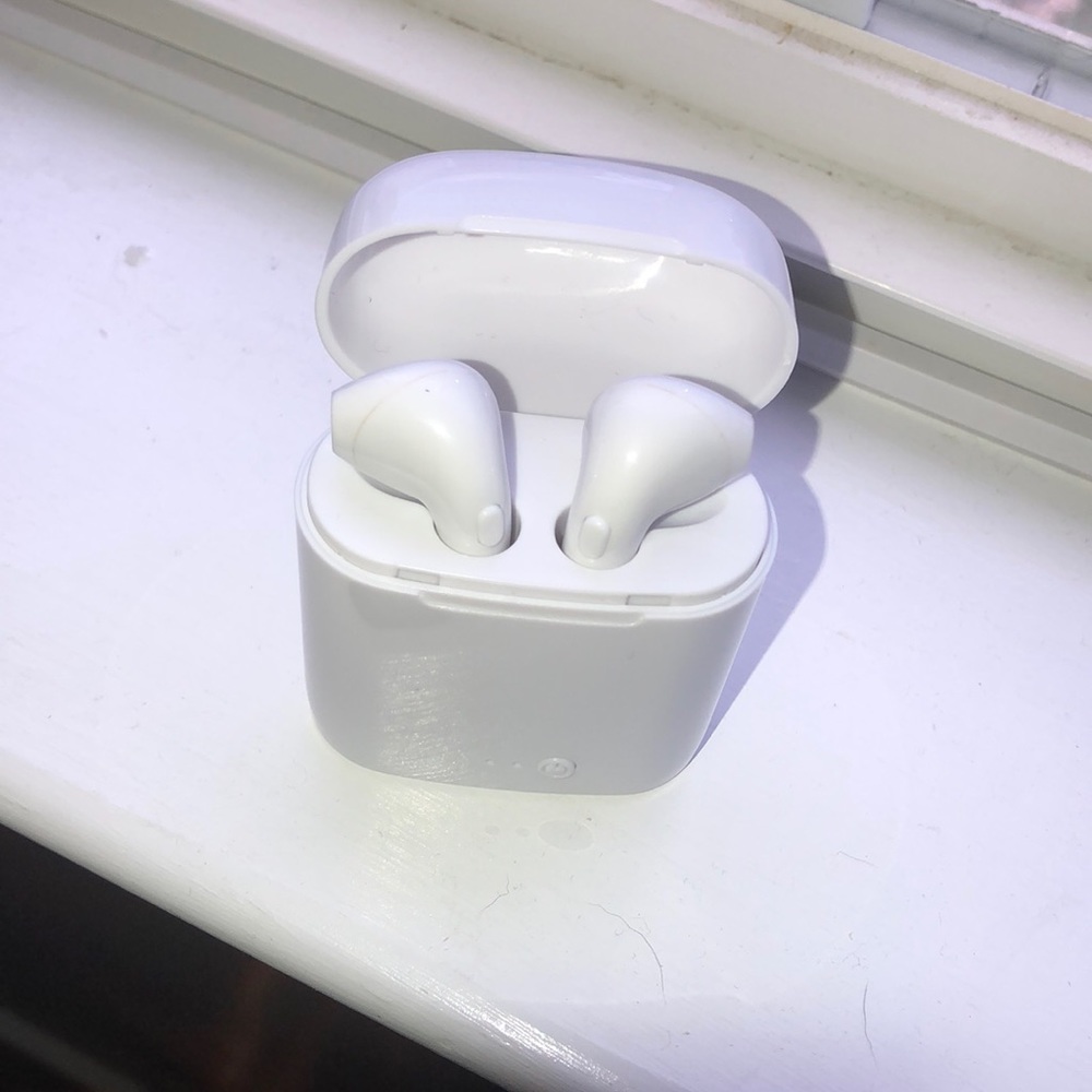 Bluetooth headphones (not air pods)